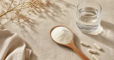 Poudre de collagène bovin grass-fed dans une cuillère, avec des capsules et un tableau de résultats cliniques — guide complet 2026